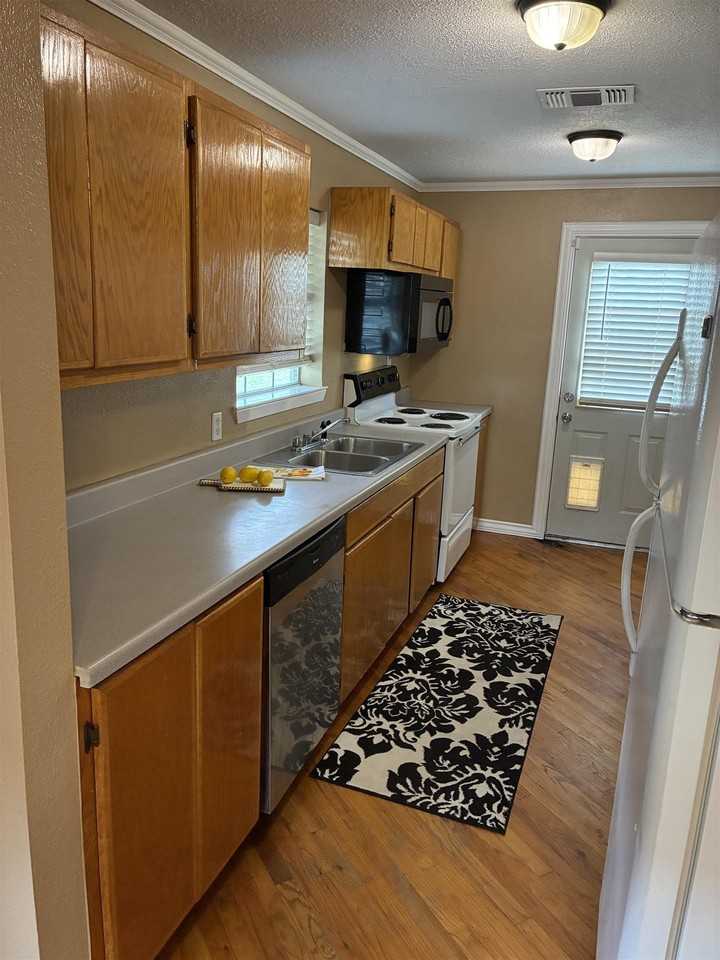 301 N Rhomberg St - Photo 7 of 27