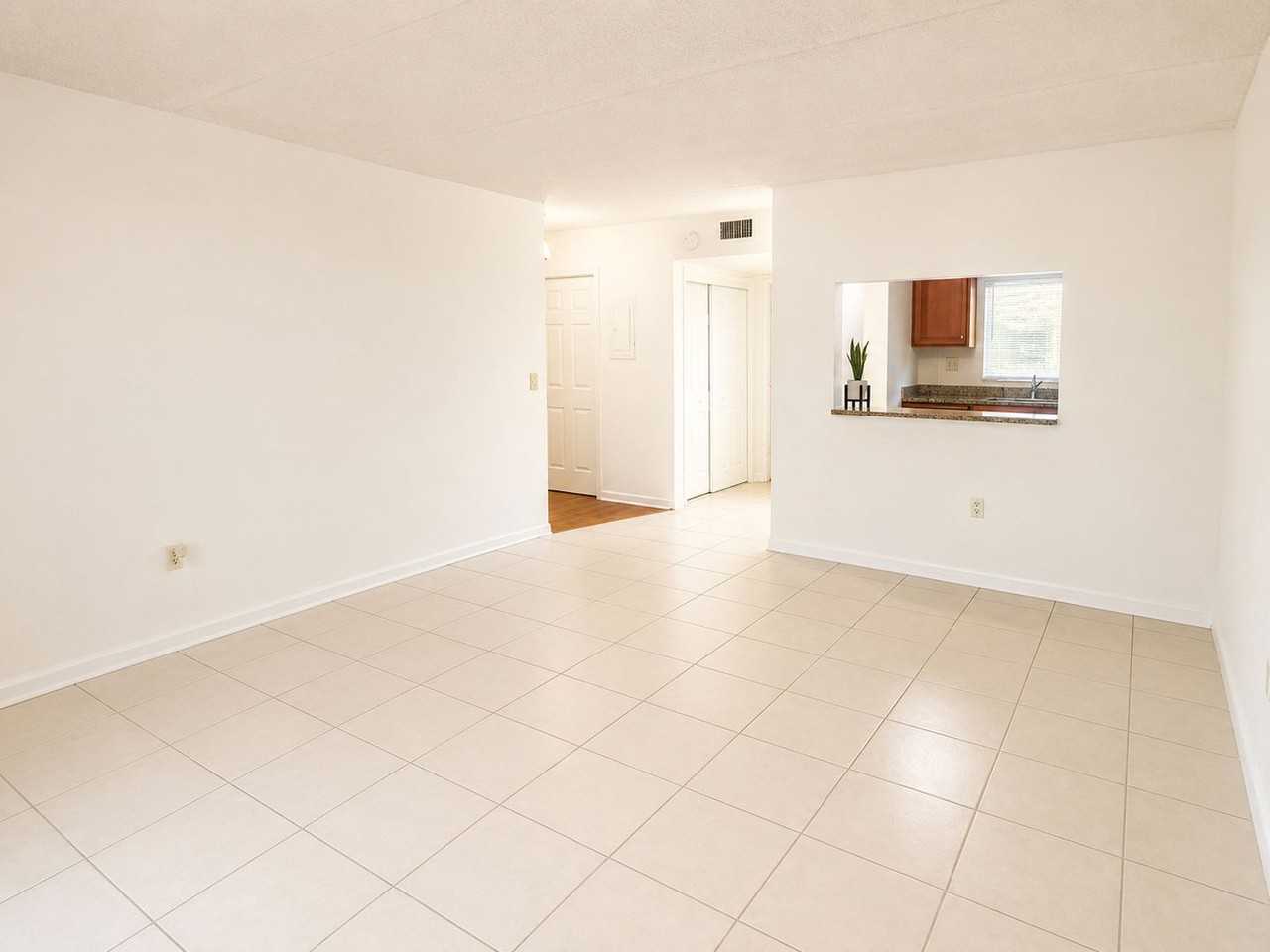 2812 Somerset Park Dr #105 - Photo 4 of 19
