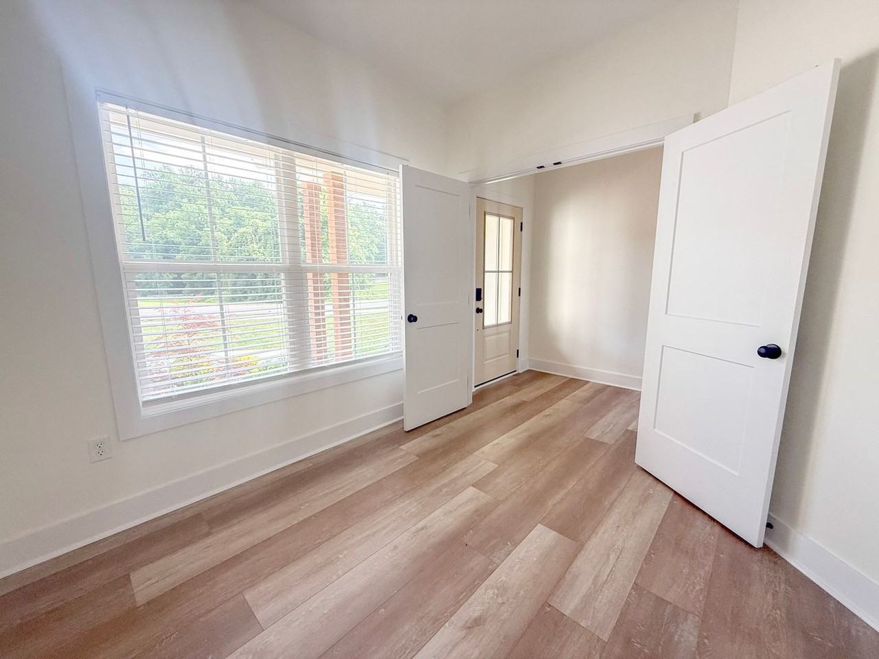 1403 Westbrook Cir - Photo 3 of 37