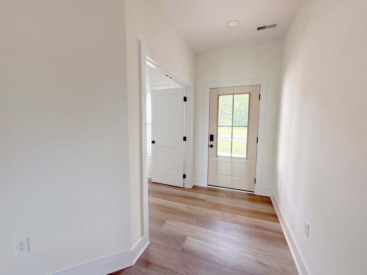 1403 Westbrook Cir - Photo 4 of 37
