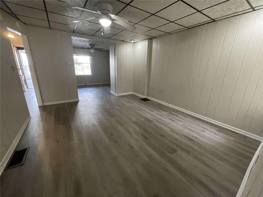 917 Center St - Photo 3 of 11