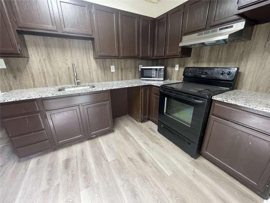 917 Center St - Photo 4 of 11