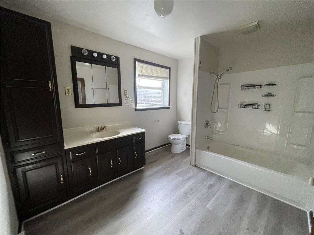 917 Center St - Photo 5 of 11