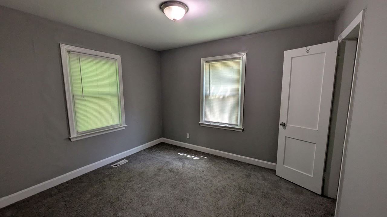 3213 S Ash Ave - Photo 3 of 8