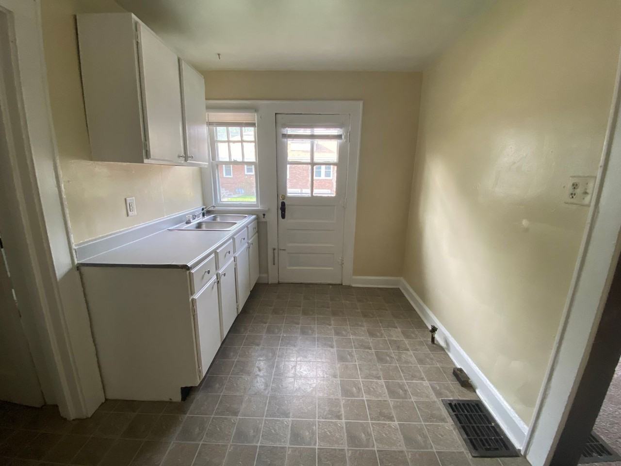 1250 N Colorado Ave - Photo 5 of 9