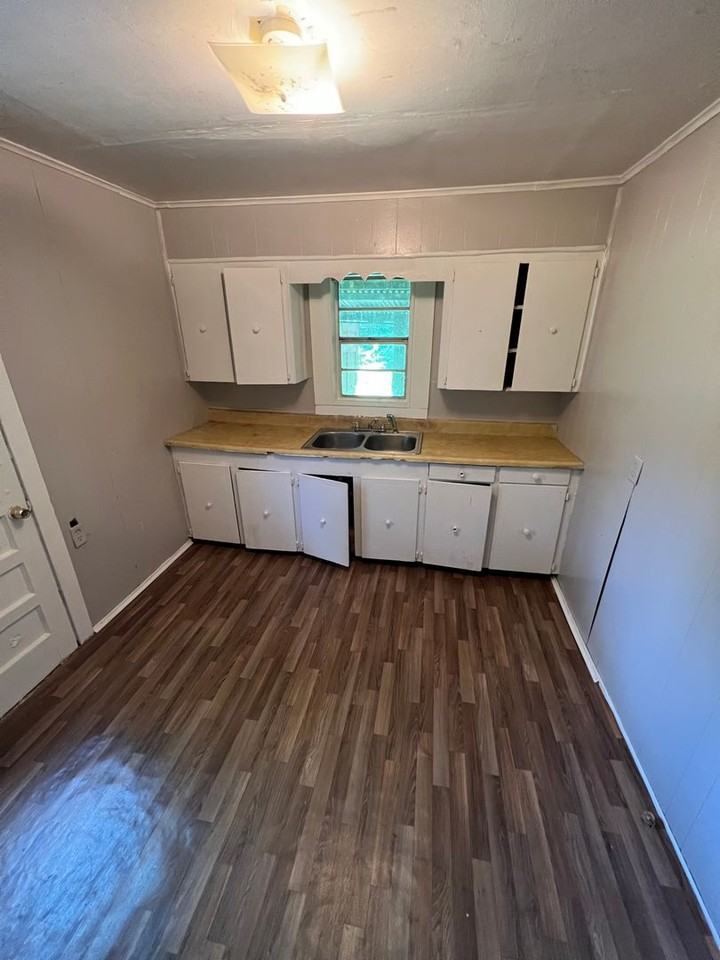 7024 Elsie St - Photo 6 of 8