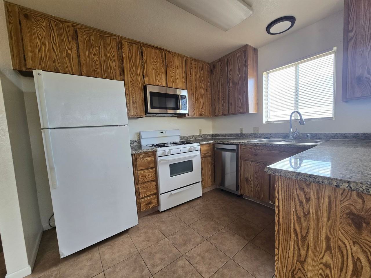 1332 N El Prado St - Photo 4 of 9