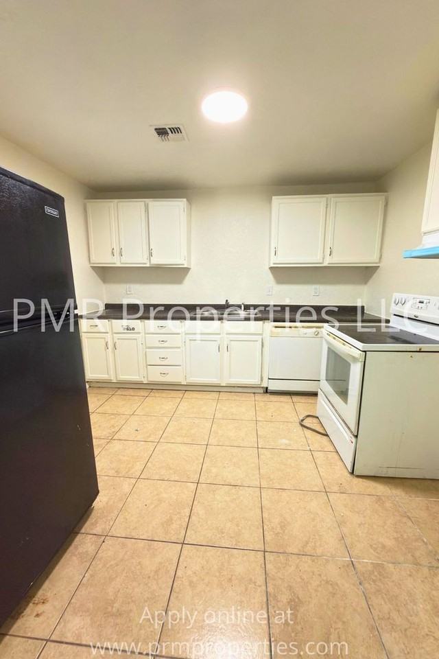 1808 Nw Williams Ave - Photo 2 of 9