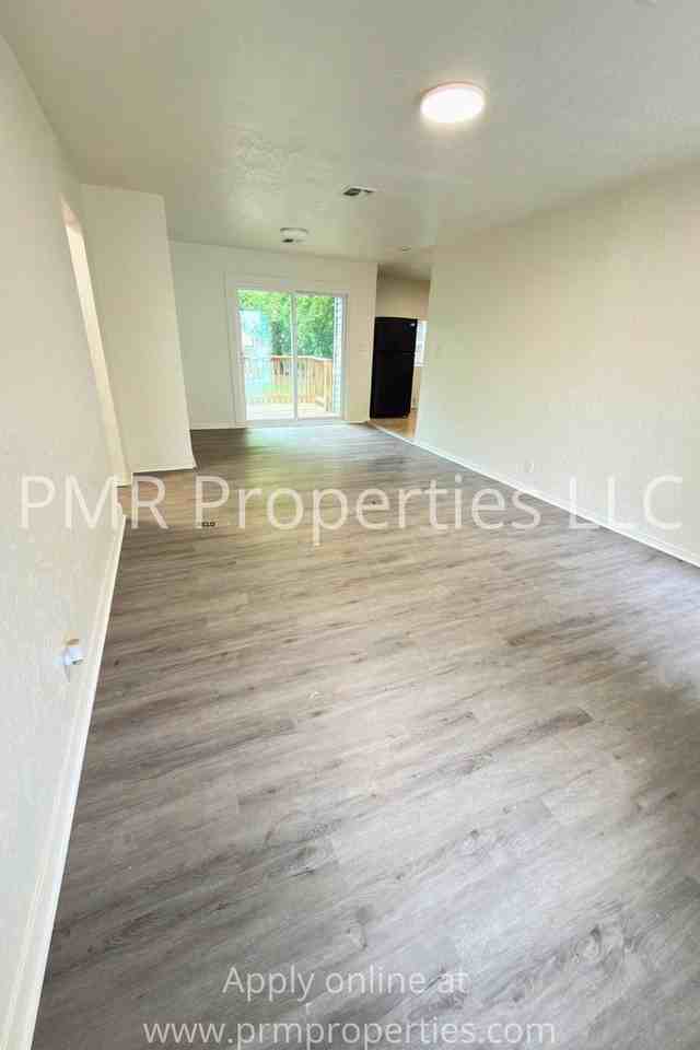 1808 Nw Williams Ave - Photo 4 of 9