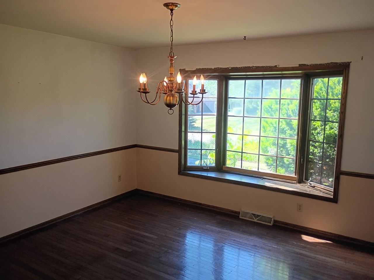 20550 Coventry Dr - Photo 4 of 26