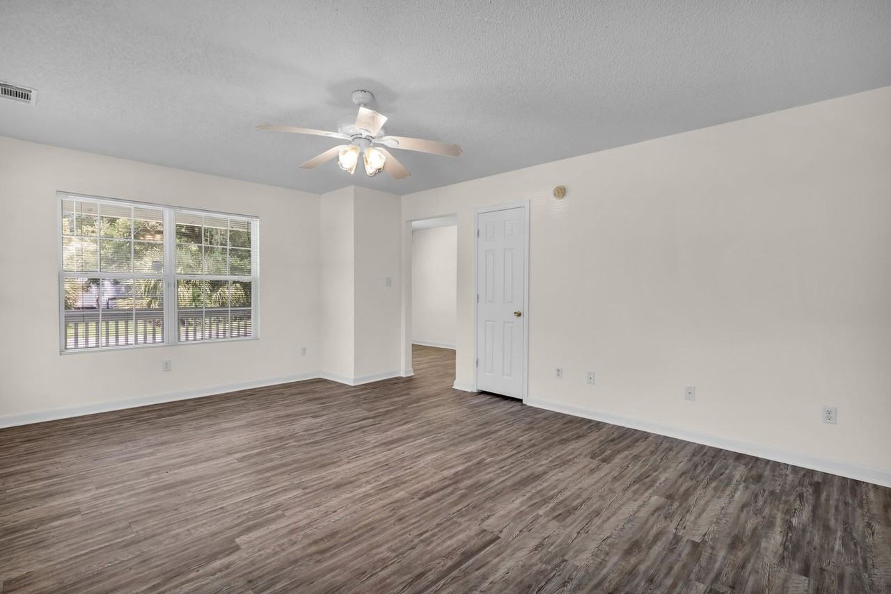 1202 E Waldburg St - Photo 4 of 20