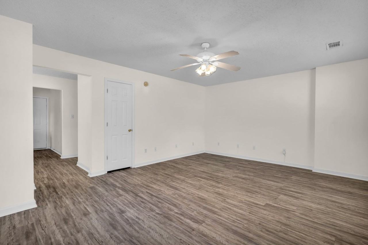 1202 E Waldburg St - Photo 5 of 20