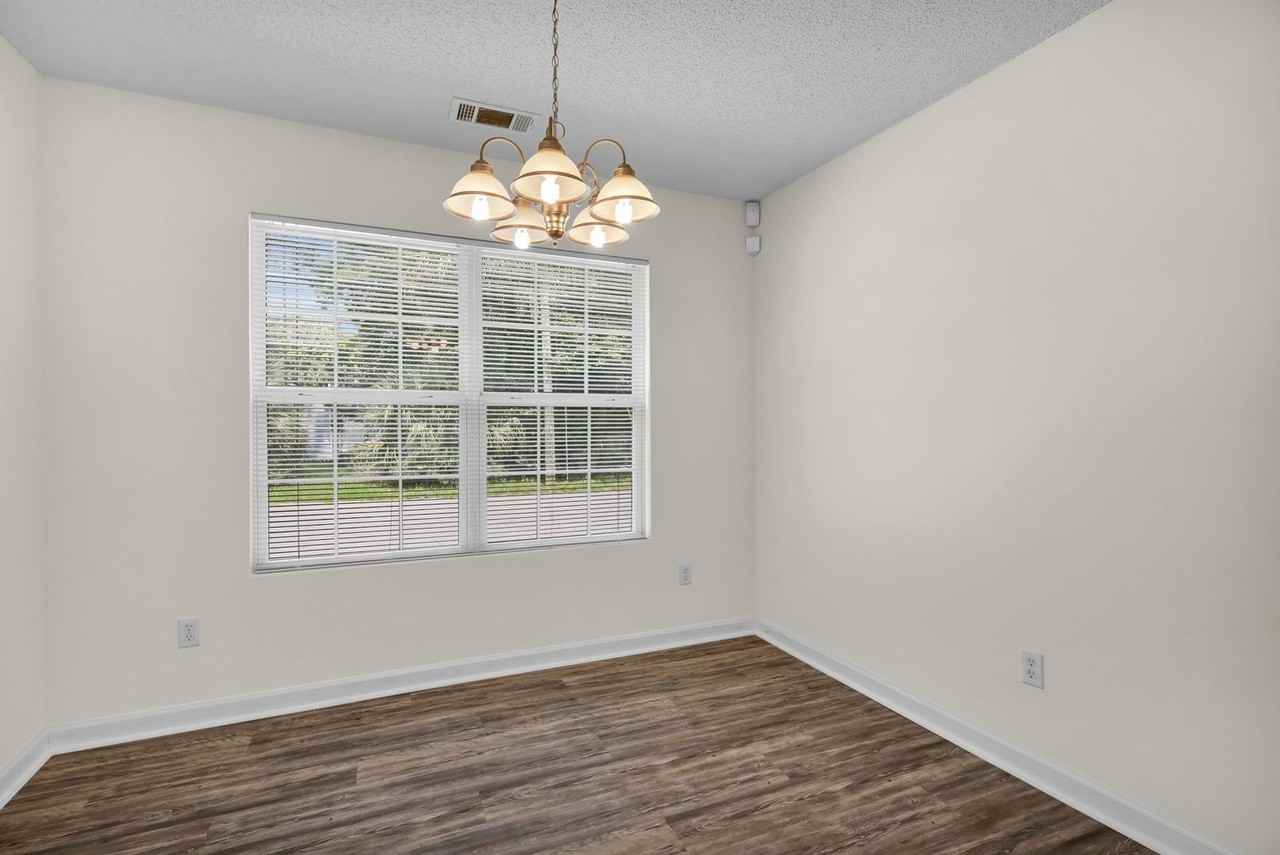 1202 E Waldburg St - Photo 6 of 20