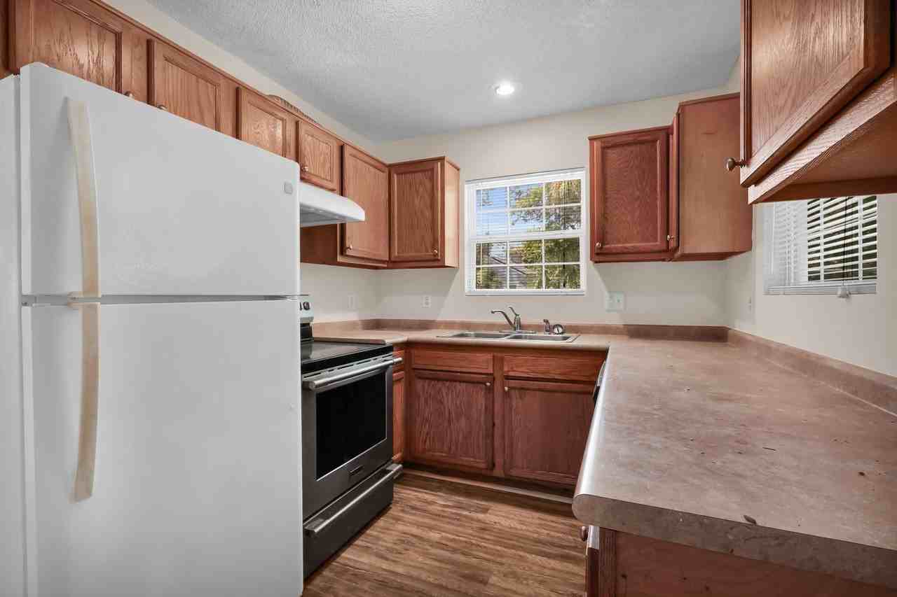 1202 E Waldburg St - Photo 7 of 20