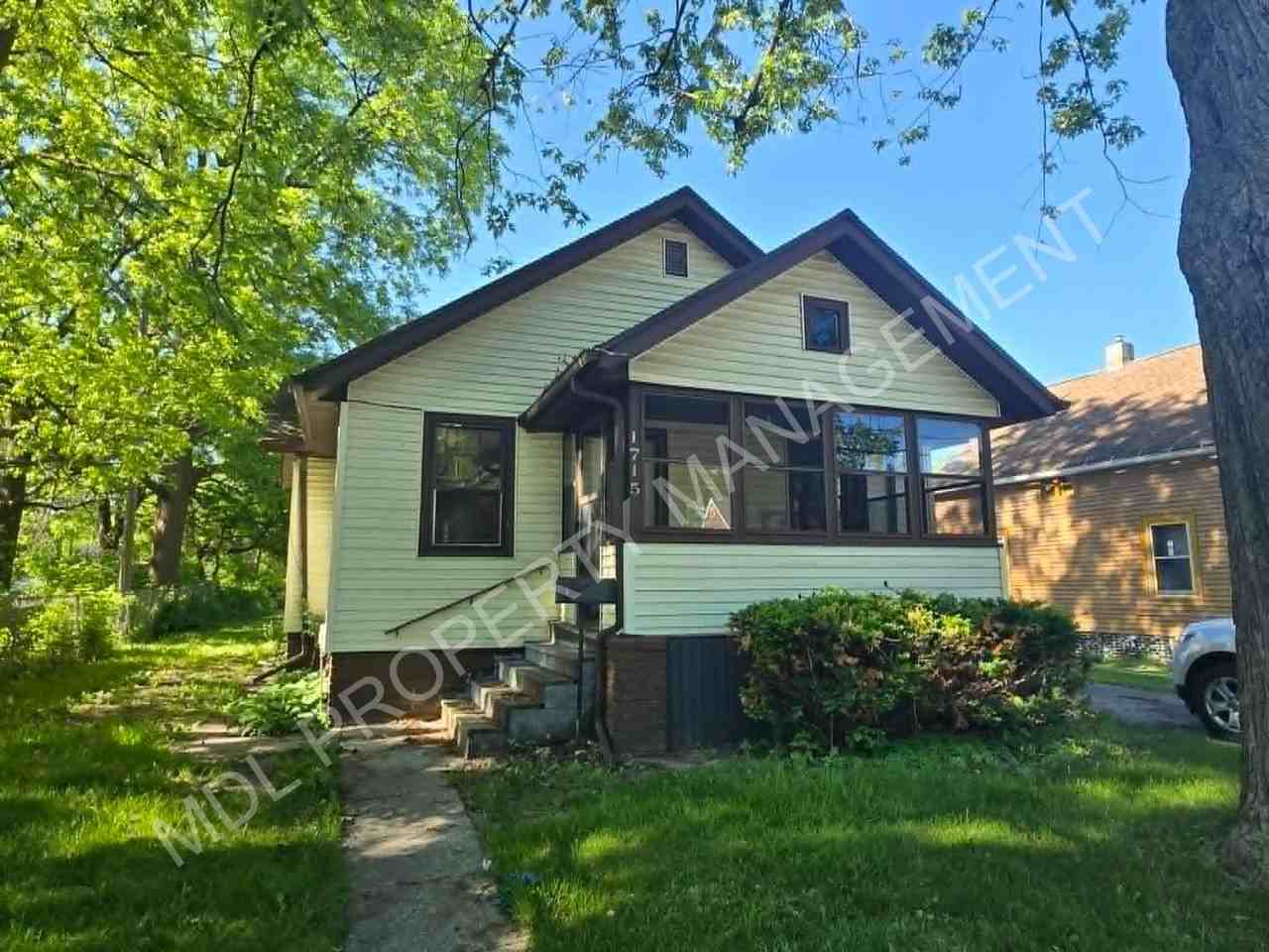 1715 Green St - Photo 2 of 12