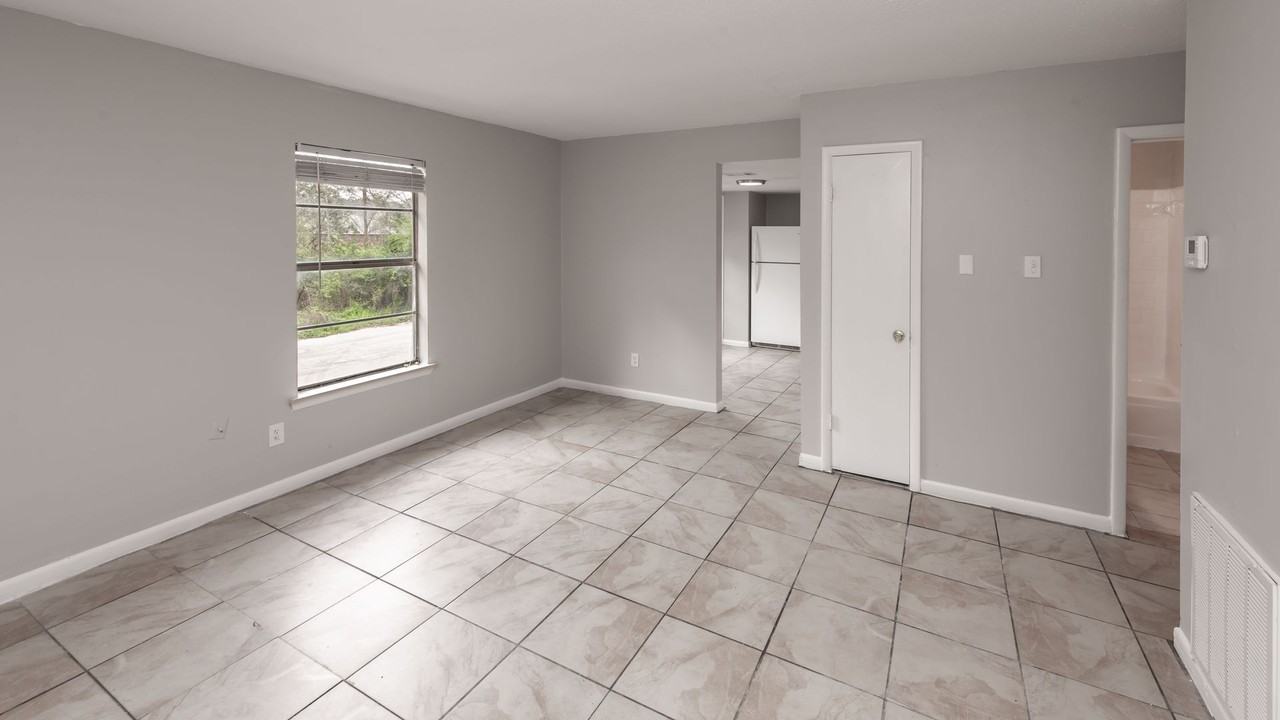 Royal Oaks Apartment Homes New - Photo 2 of 17