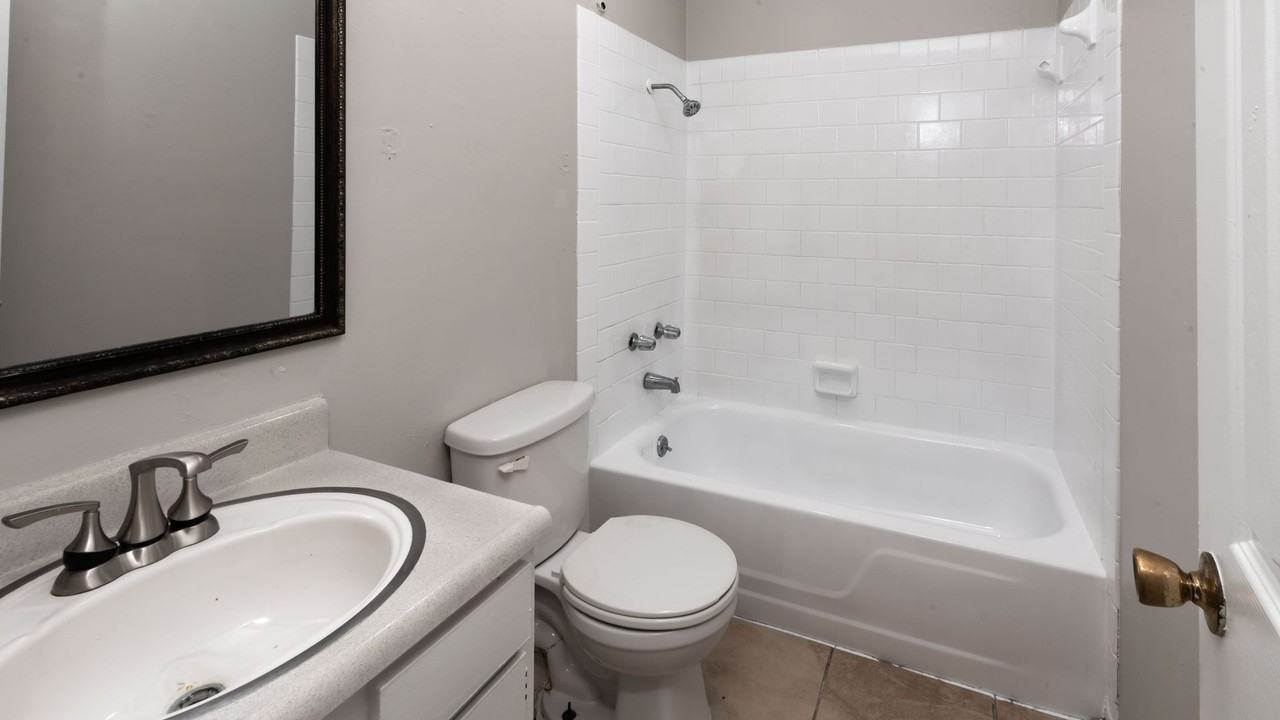 Royal Oaks Apartment Homes New - Photo 4 of 17