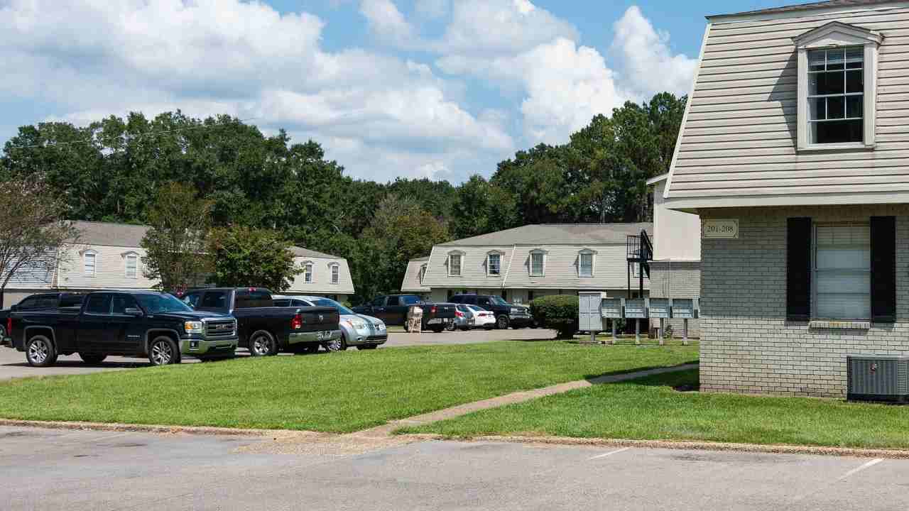 Royal Oaks Apartment Homes New - Photo 7 of 17