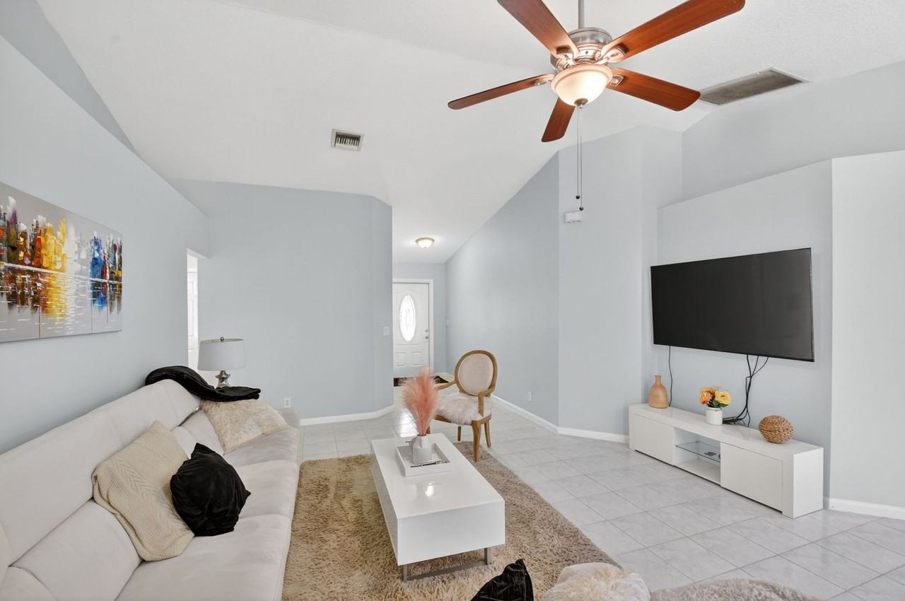 1080 Salmon Isle - Photo 4 of 36