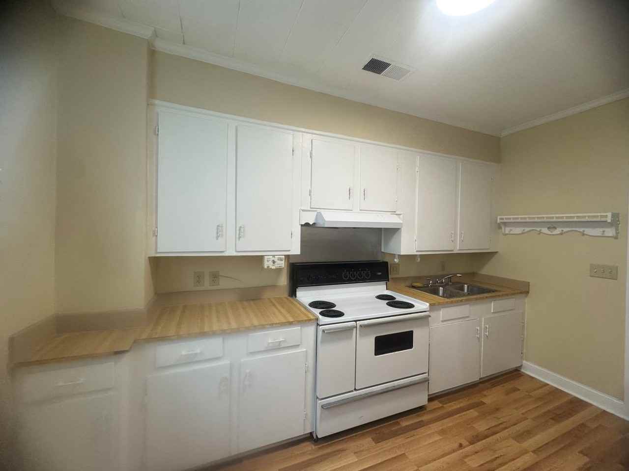 916 N Brickyard Rd - Photo 3 of 21