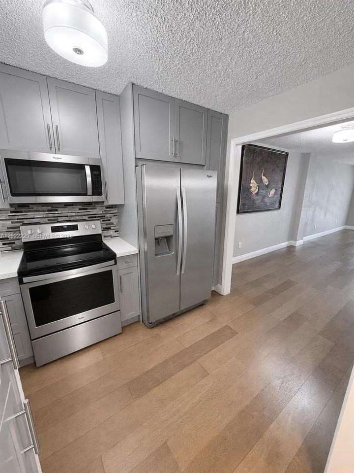 1635 W 44th Pl #311 - Photo 2 of 32