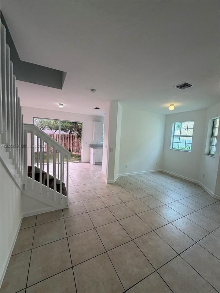 607 Ne 21st Ter - Photo 3 of 16