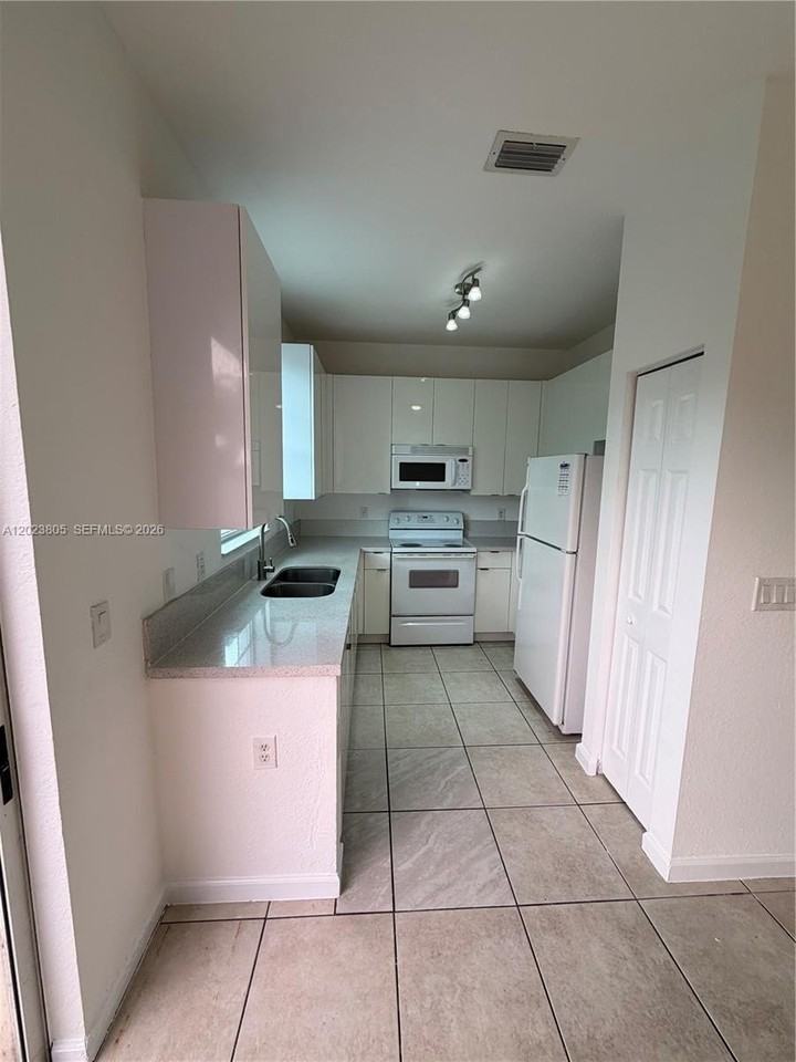 607 Ne 21st Ter - Photo 5 of 16
