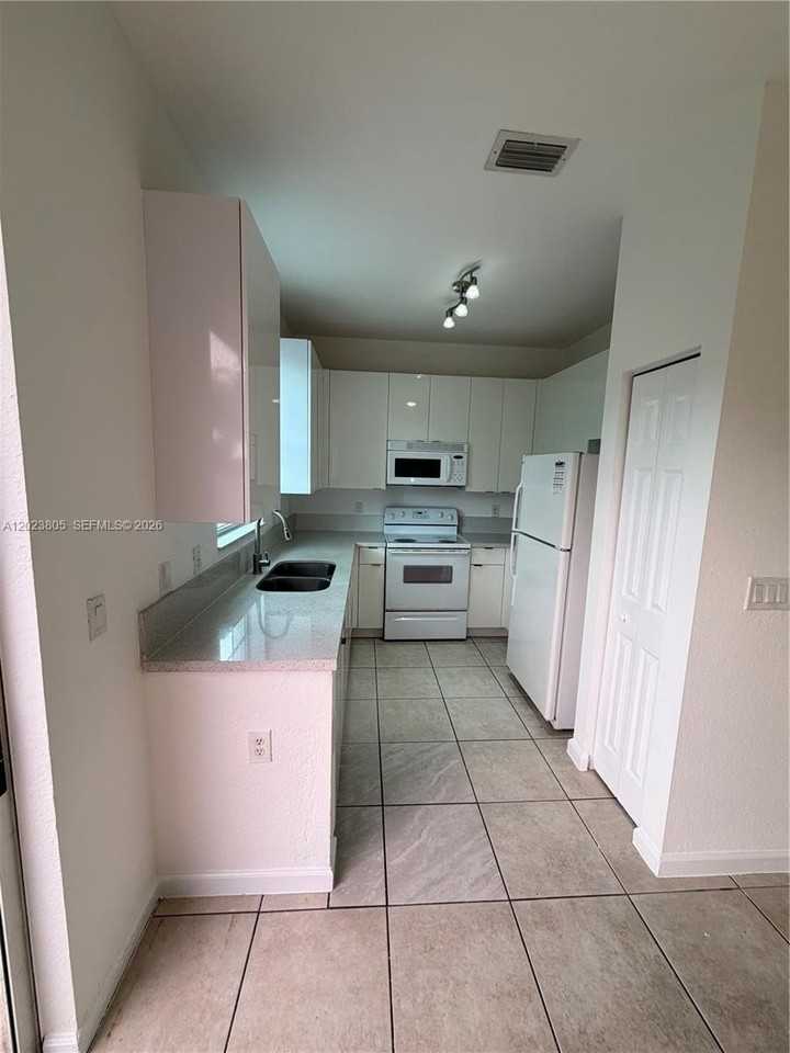 607 Ne 21st Ter - Photo 6 of 16