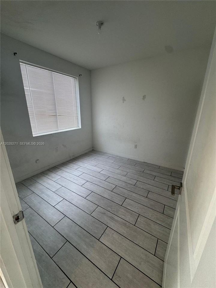 1048 Se 23rd Ter - Photo 5 of 12