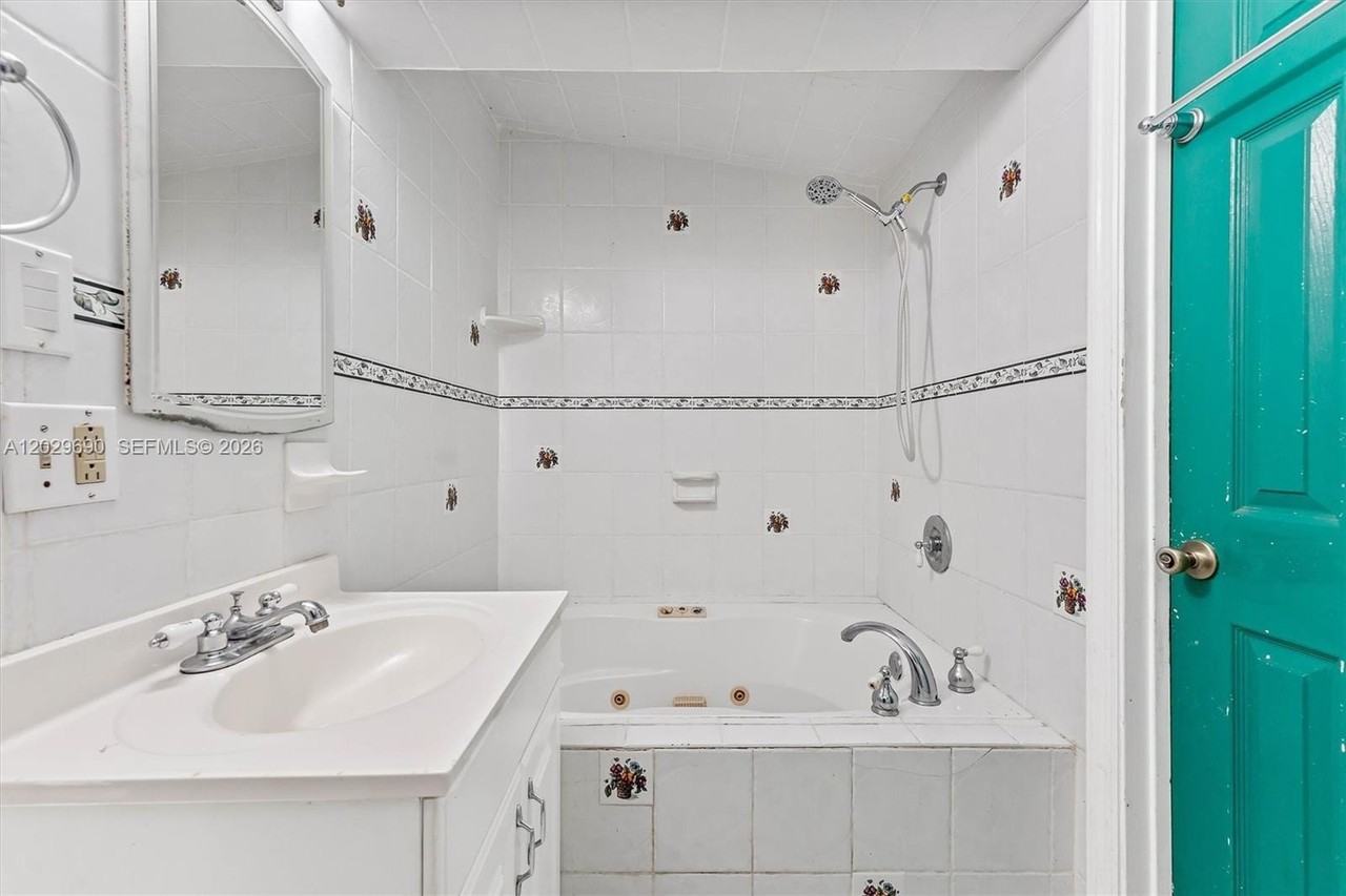 6073 Nw 27th St #6073 - Photo 6 of 25