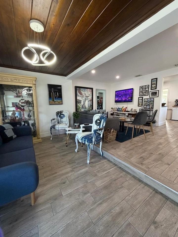 1531 Ne 15th Ave - Photo 2 of 21