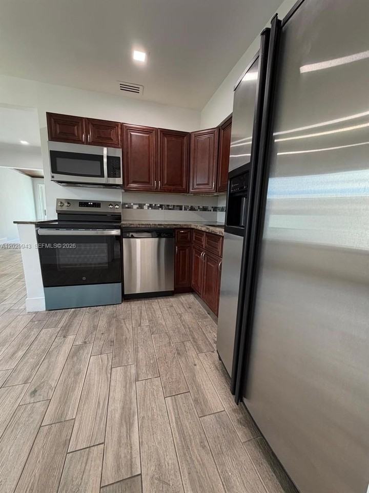 1531 Ne 15th Ave - Photo 5 of 21