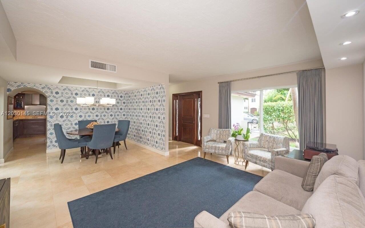423 Alhambra Cir - Photo 4 of 40