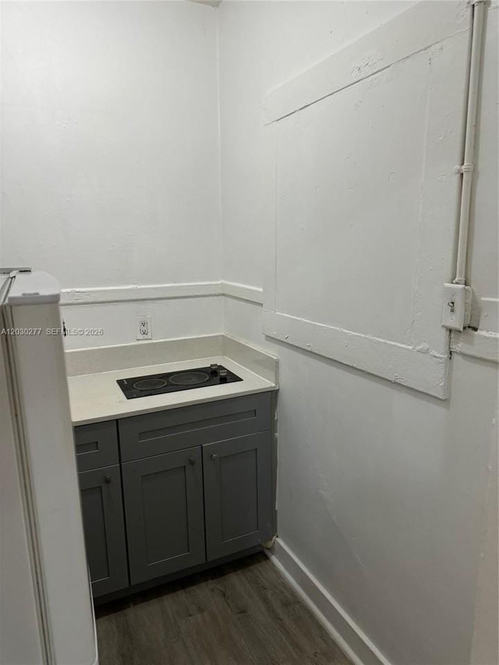 1552 Sw 2nd St #3 - Photo 3 of 6
