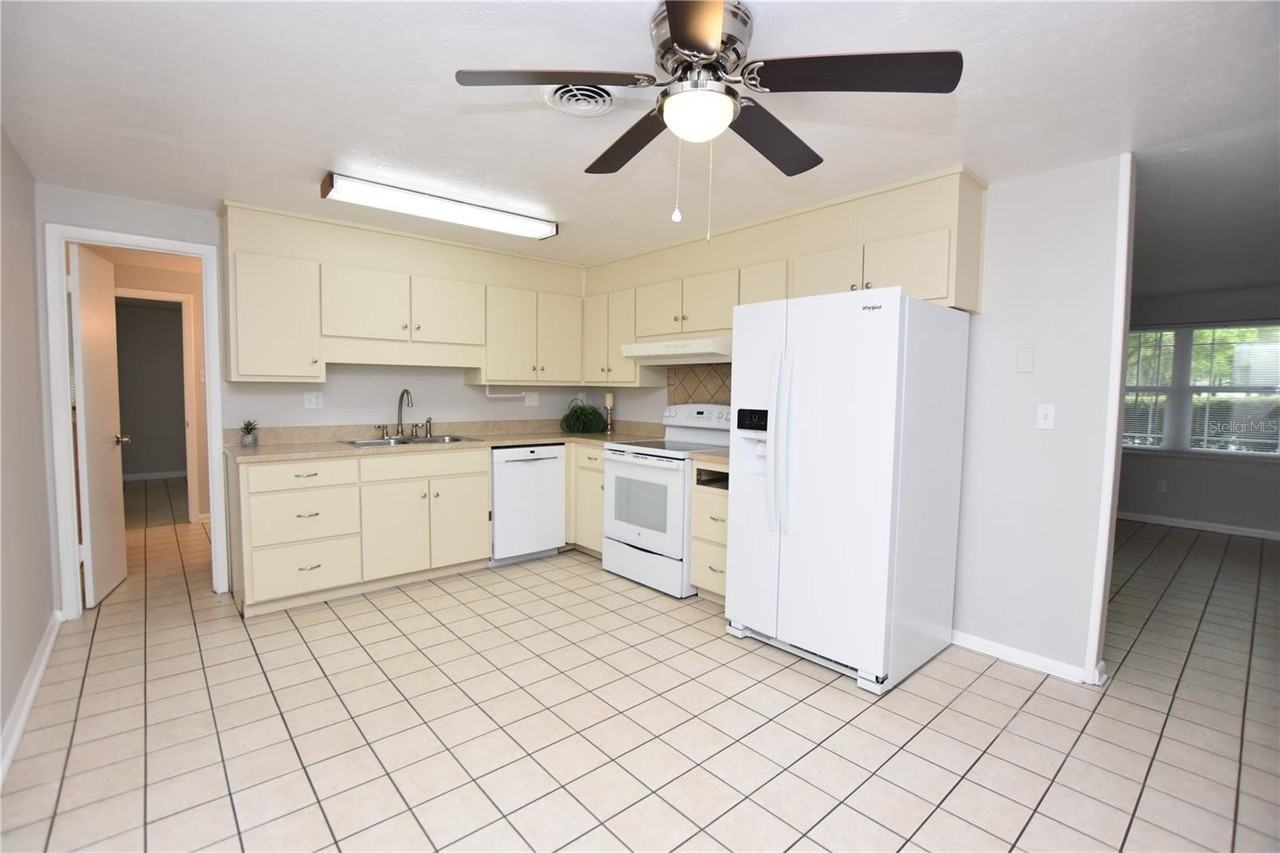 1424 Phyllis St - Photo 3 of 30