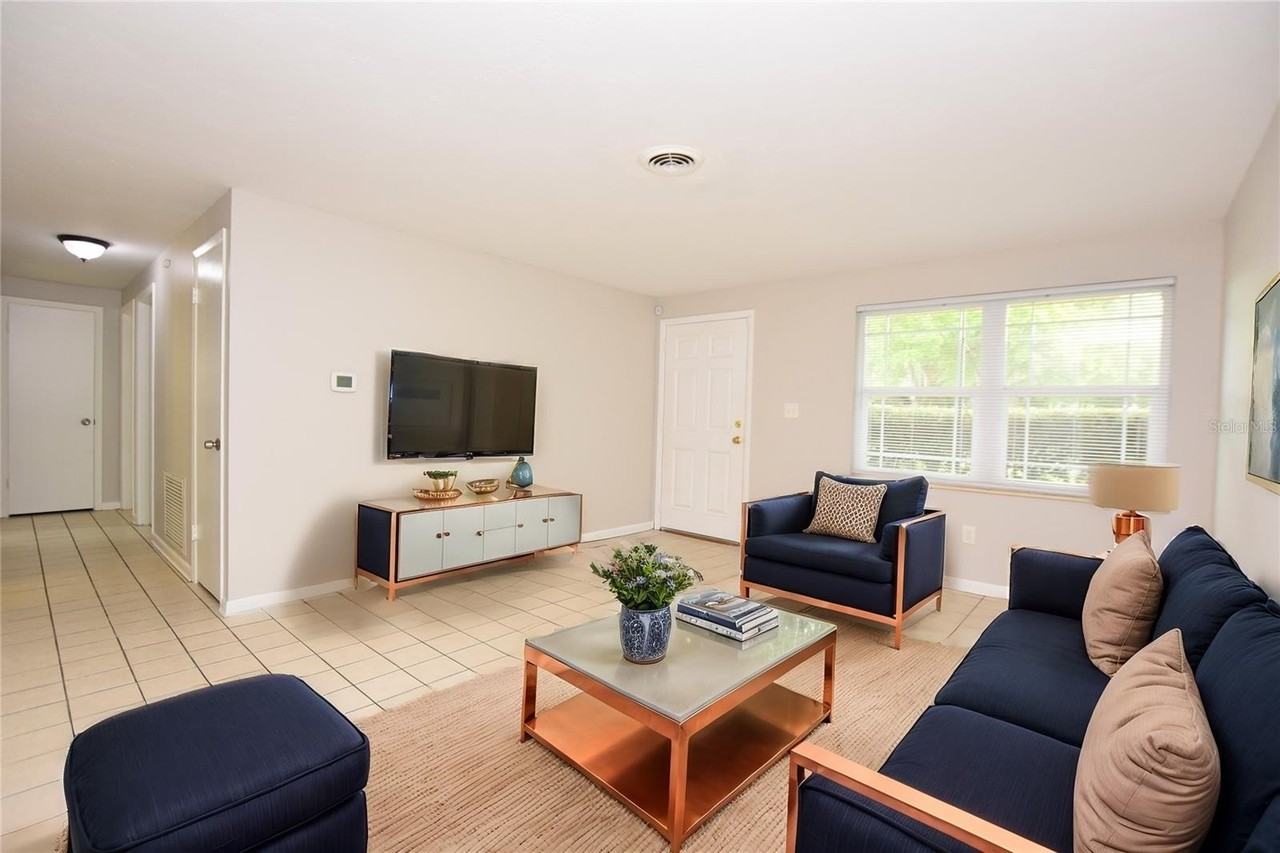 1424 Phyllis St - Photo 4 of 30