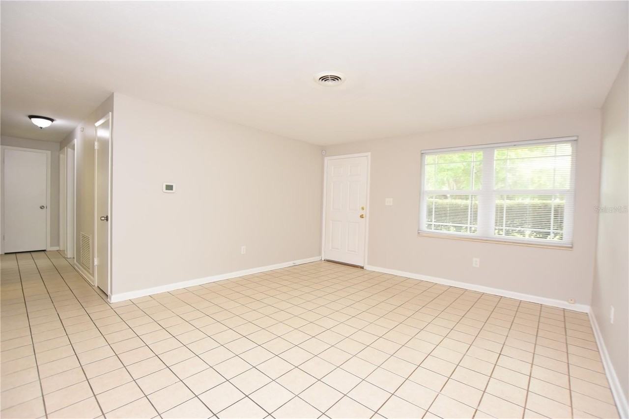 1424 Phyllis St - Photo 5 of 30