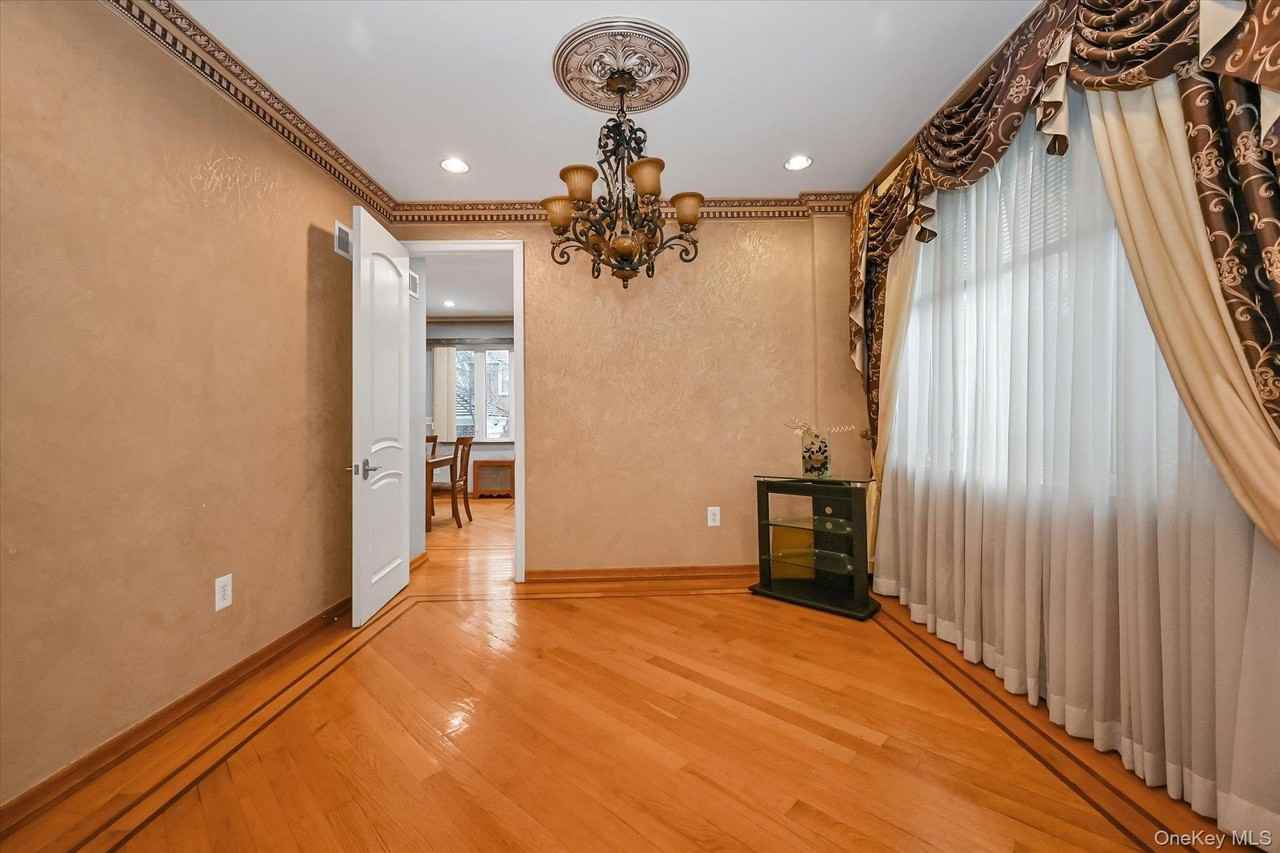 7716 Kew Forest Ln - Photo 6 of 25