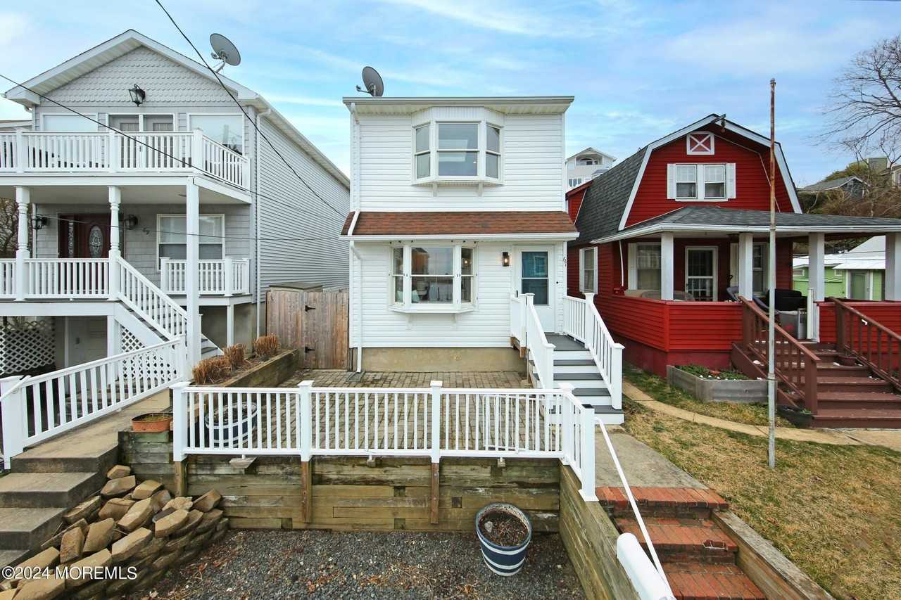 67 S Bay Ave - Photo 2 of 34
