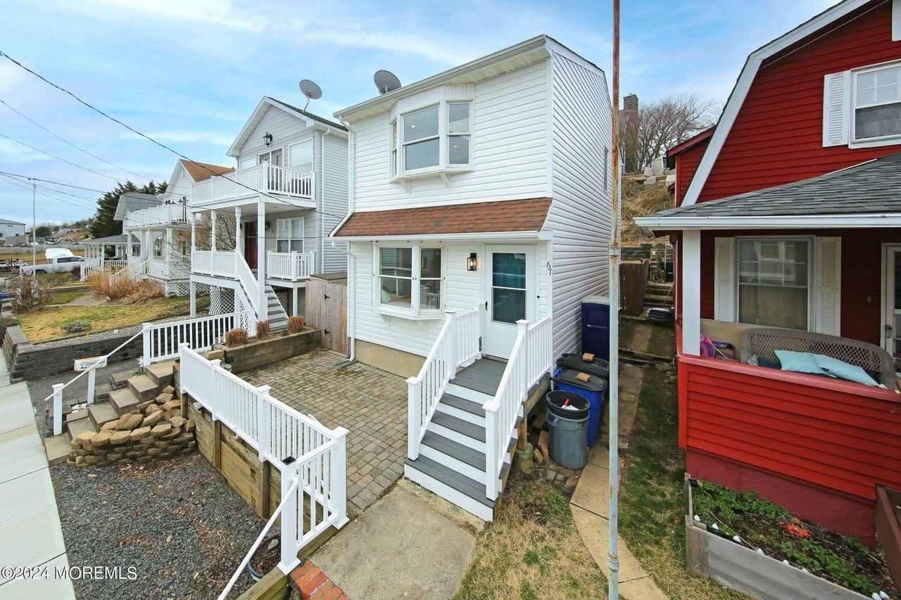67 S Bay Ave - Photo 3 of 34