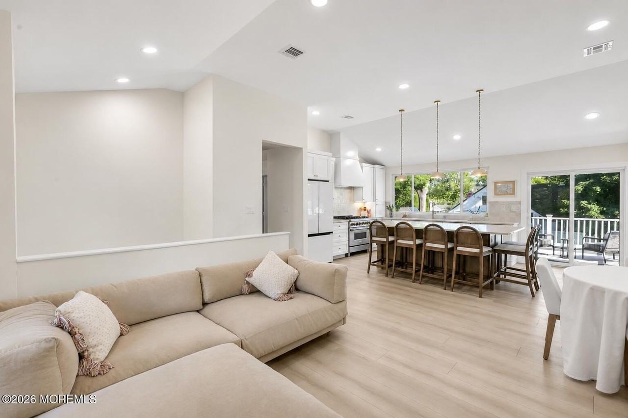53 Field Ave - Photo 7 of 39