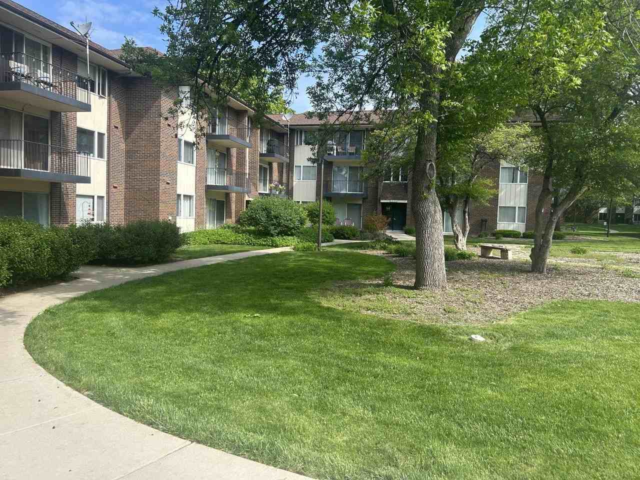 5S070 Pebblewood Ln #G11 - Photo 3 of 15