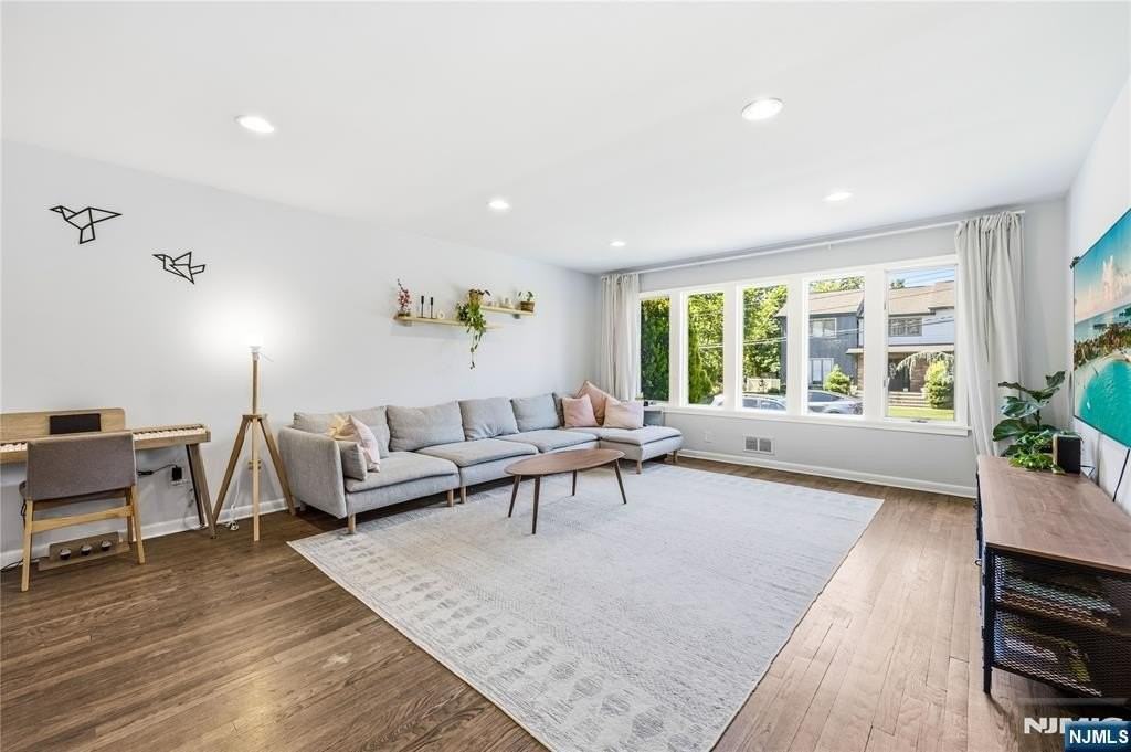 129 Palisade Ave - Photo 4 of 37