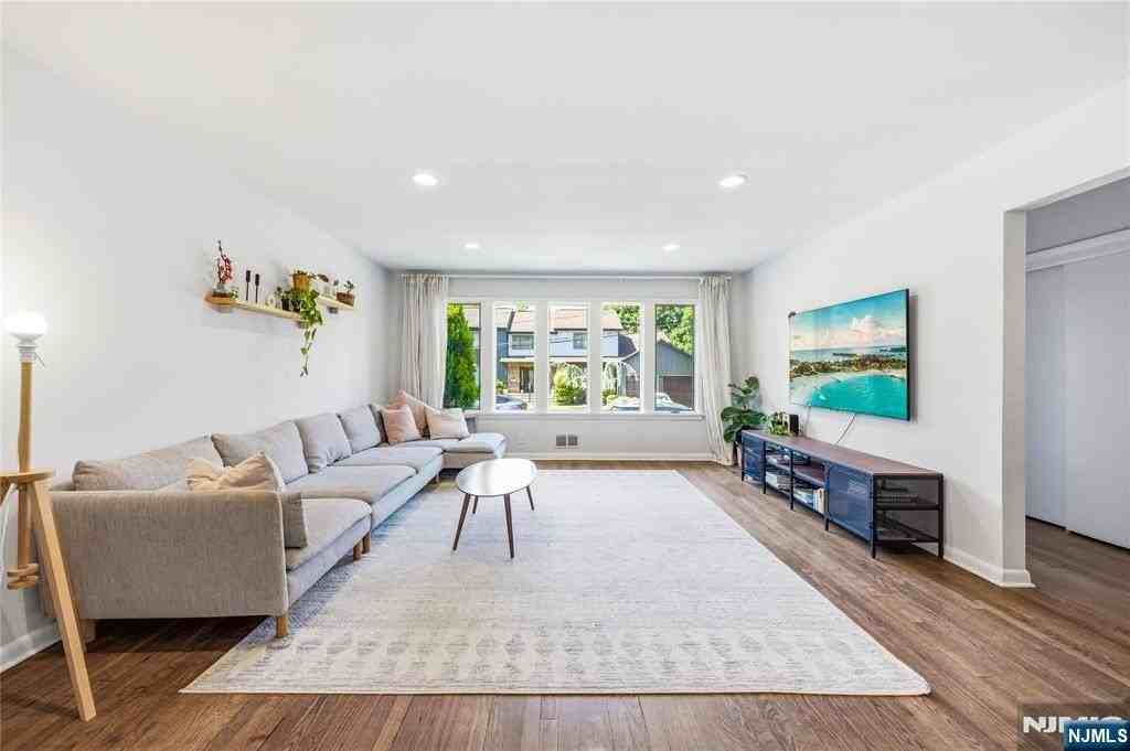 129 Palisade Ave - Photo 5 of 37