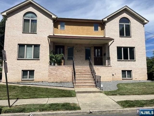 477 3rd St #B - Photo 2 of 14