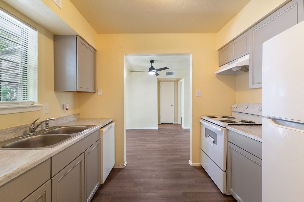 1821 Randolph Dr - Photo 3 of 10