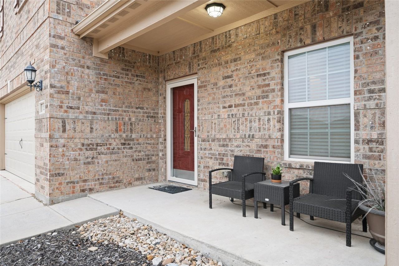 125 Curt St - Photo 5 of 34