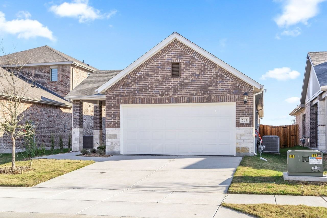 607 Clover Creek Dr - Photo 2 of 15