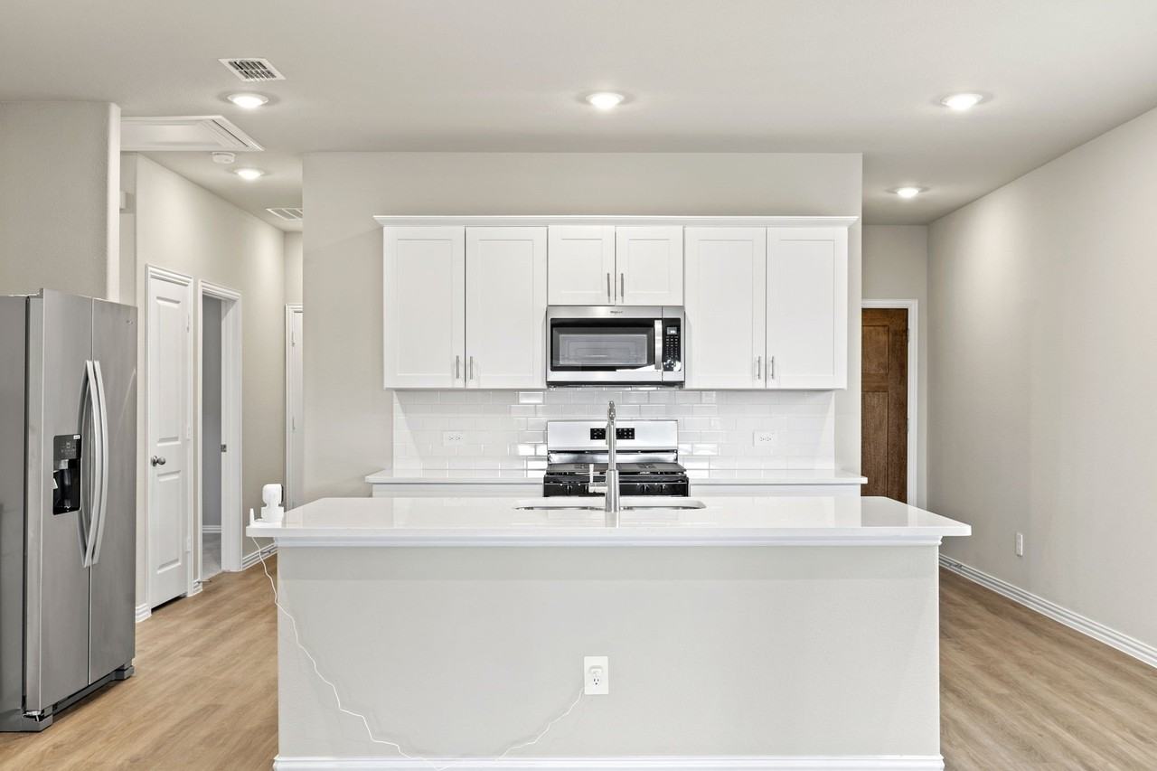 607 Clover Creek Dr - Photo 4 of 15
