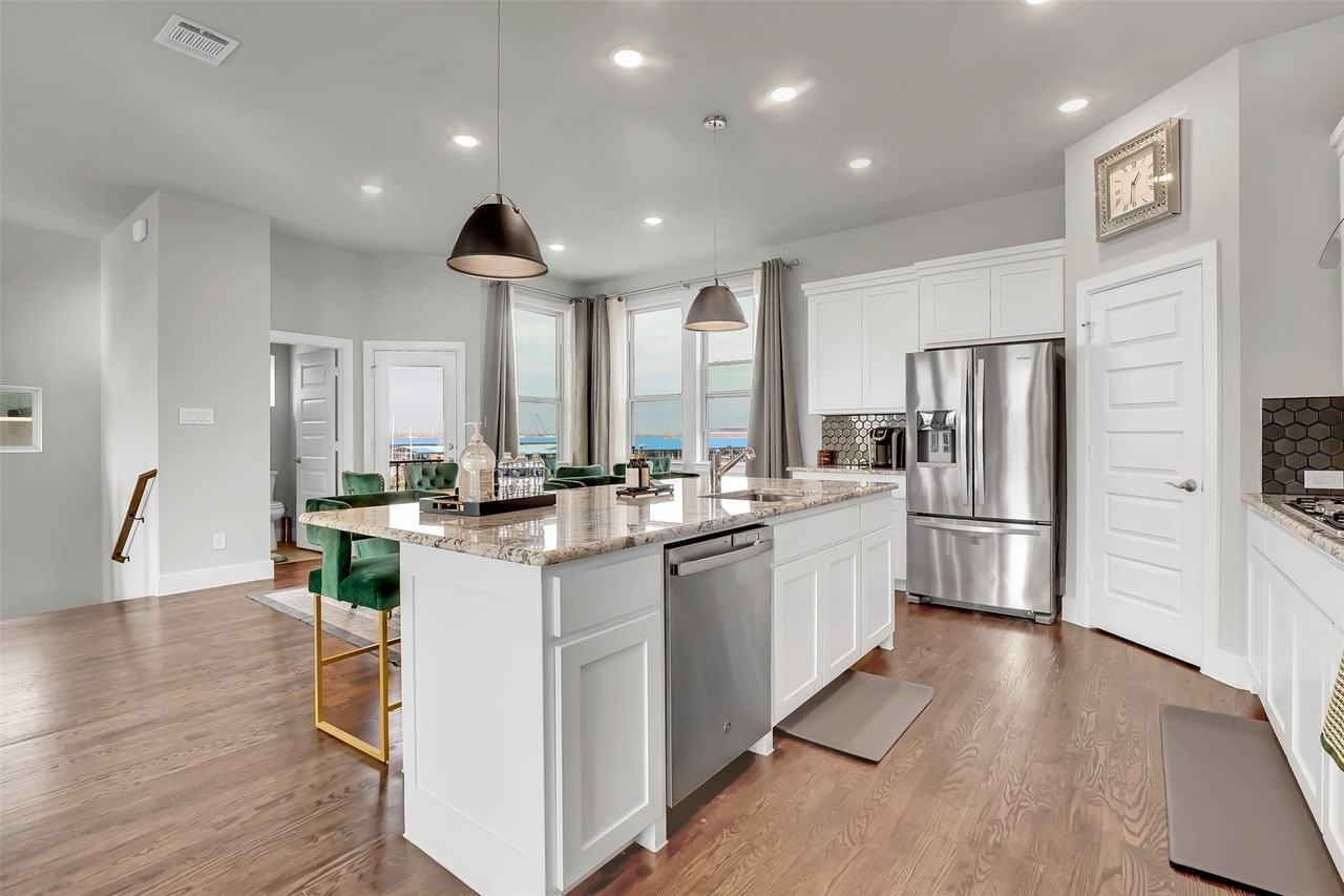 1121 Marc Pl - Photo 4 of 31